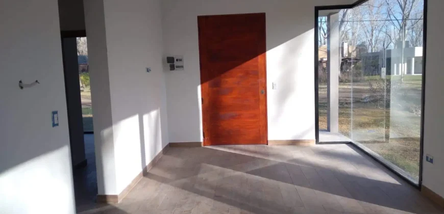 Casa SUSTENTABLE de 4 Ambientes en Costa del Este ¡¡Apto Credito!!