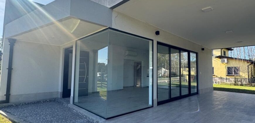 Casa De 4 Ambientes Con Parrilla En Costa Del Este Partido De La Costa