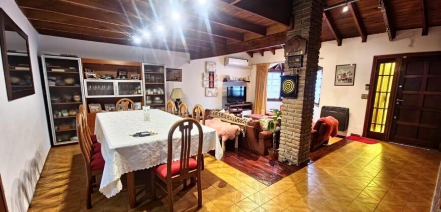 Casa De 5 Ambientes Con Cochera, Patio, Pileta Y Quincho En Sarandi