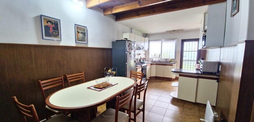 Casa De 5 Ambientes Con Cochera, Patio, Pileta Y Quincho En Sarandi