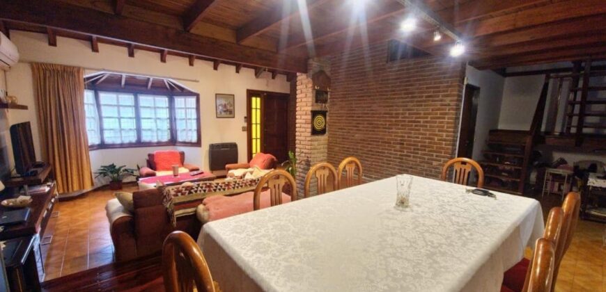 Casa De 5 Ambientes Con Cochera, Patio, Pileta Y Quincho En Sarandi