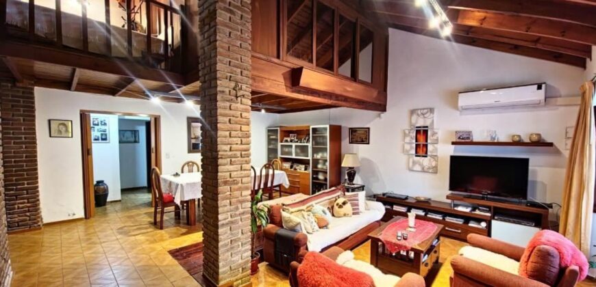 Casa De 5 Ambientes Con Cochera, Patio, Pileta Y Quincho En Sarandi