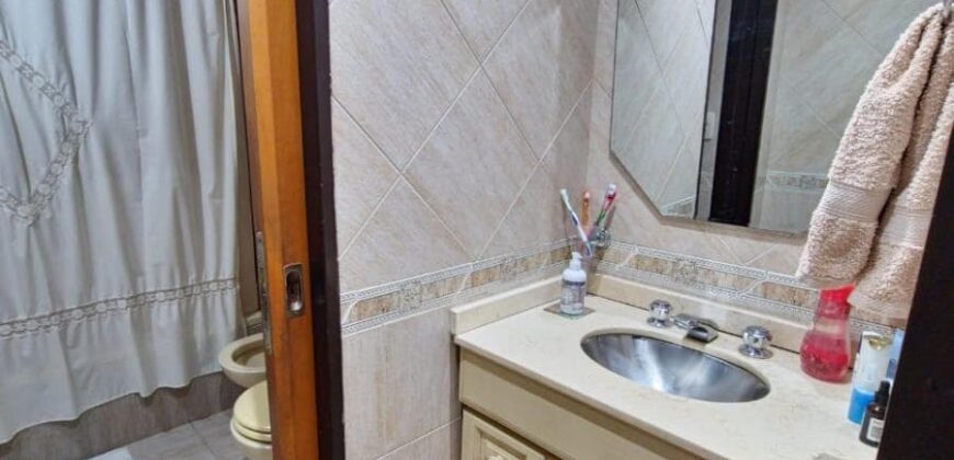 Casa De 5 Ambientes Con Cochera, Patio, Pileta Y Quincho En Sarandi