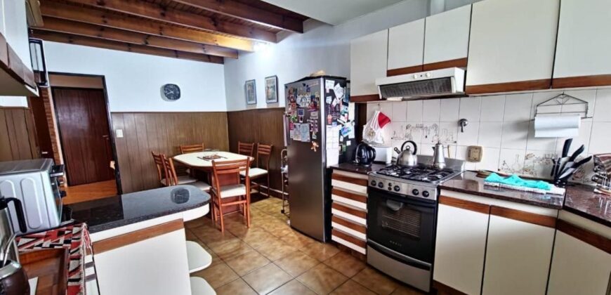 Casa De 5 Ambientes Con Cochera, Patio, Pileta Y Quincho En Sarandi