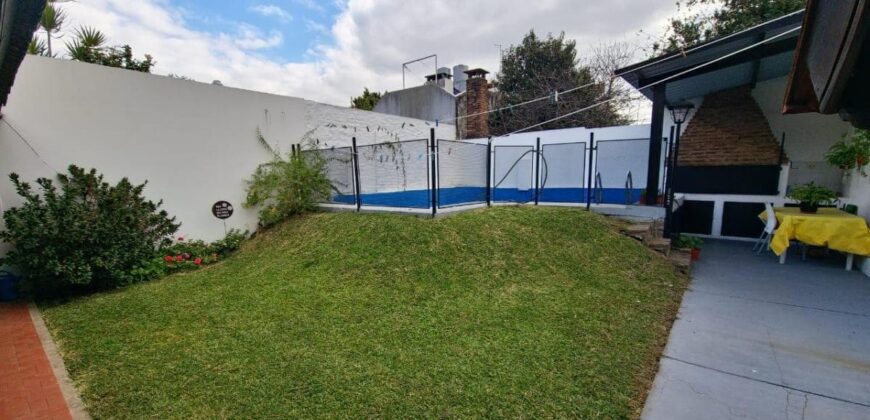Casa De 5 Ambientes Con Cochera, Patio, Pileta Y Quincho En Sarandi