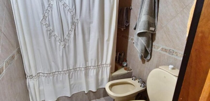 Casa De 5 Ambientes Con Cochera, Patio, Pileta Y Quincho En Sarandi