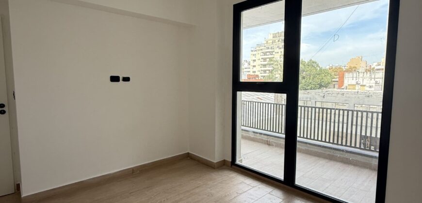 Departamento de 3 Ambientes con balcon, parrilla y cochera en Almagro