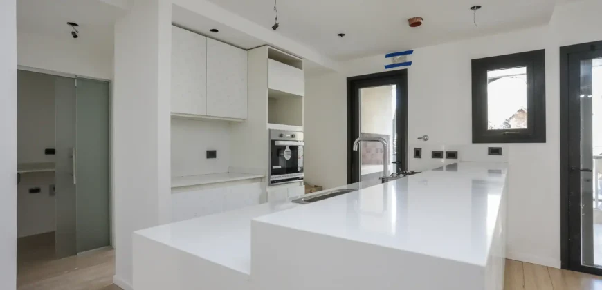 Departamento De 5 Ambientes Con Cochera, Balcon Y Parrilla En Caballito