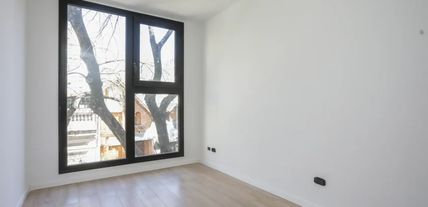 Departamento De 5 Ambientes Con Cochera, Balcon Y Parrilla En Caballito