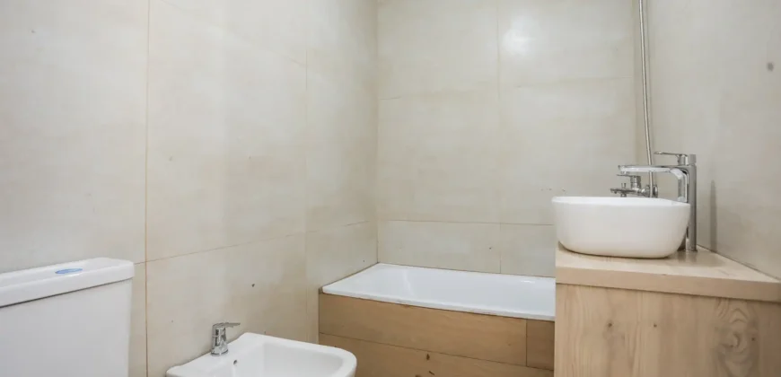 Departamento De 5 Ambientes Con Cochera, Balcon Y Parrilla En Caballito