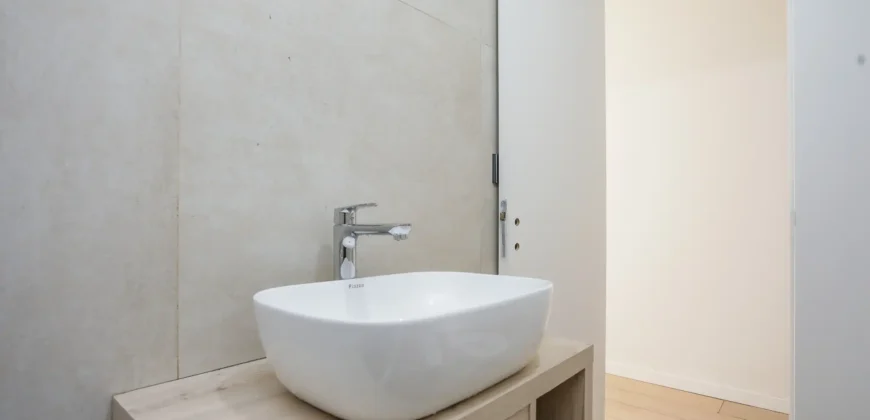 Departamento De 5 Ambientes Con Cochera, Balcon Y Parrilla En Caballito