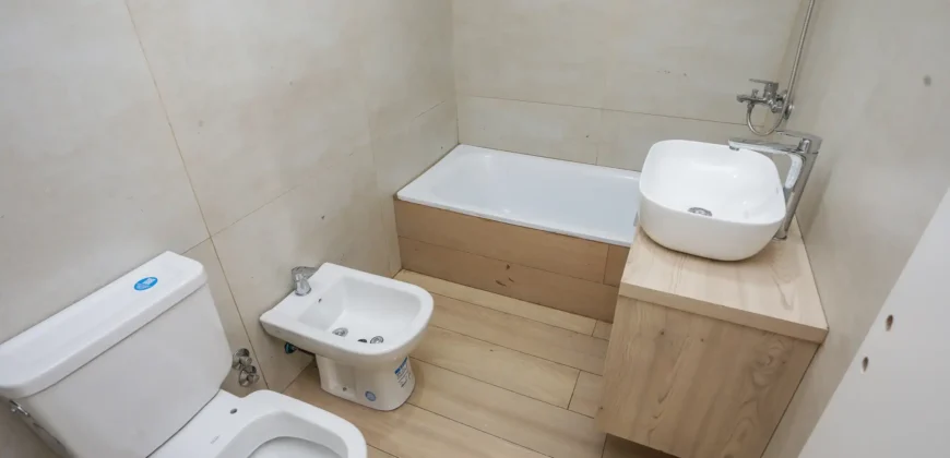 Departamento De 5 Ambientes Con Cochera, Balcon Y Parrilla En Caballito