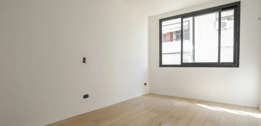 Departamento De 5 Ambientes Con Cochera, Balcon Y Parrilla En Caballito