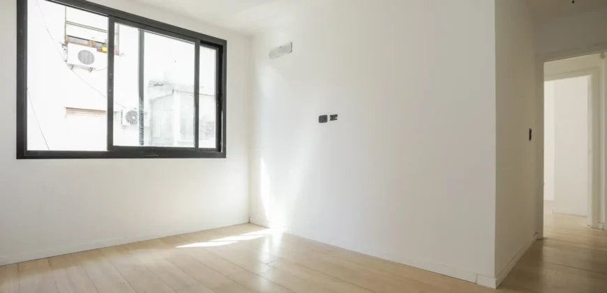 Departamento De 5 Ambientes Con Cochera, Balcon Y Parrilla En Caballito
