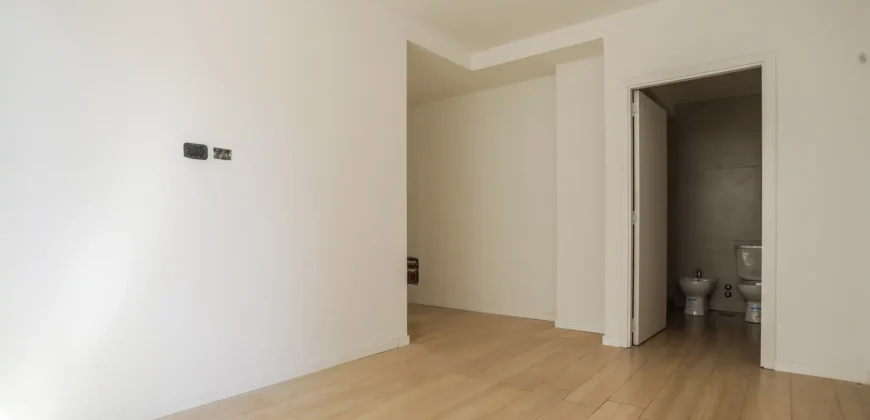 Departamento De 5 Ambientes Con Cochera, Balcon Y Parrilla En Caballito