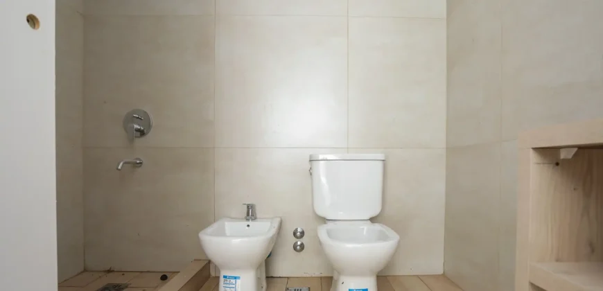 Departamento De 5 Ambientes Con Cochera, Balcon Y Parrilla En Caballito