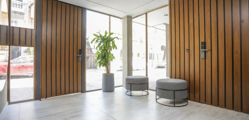 Departamento De 5 Ambientes Con Cochera, Balcon Y Parrilla En Caballito