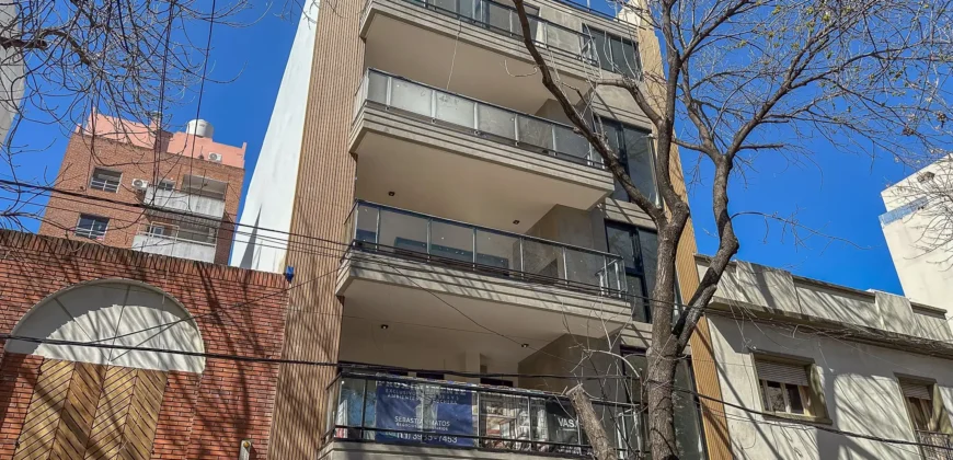 Departamento De 5 Ambientes Con Cochera, Balcon Y Parrilla En Caballito