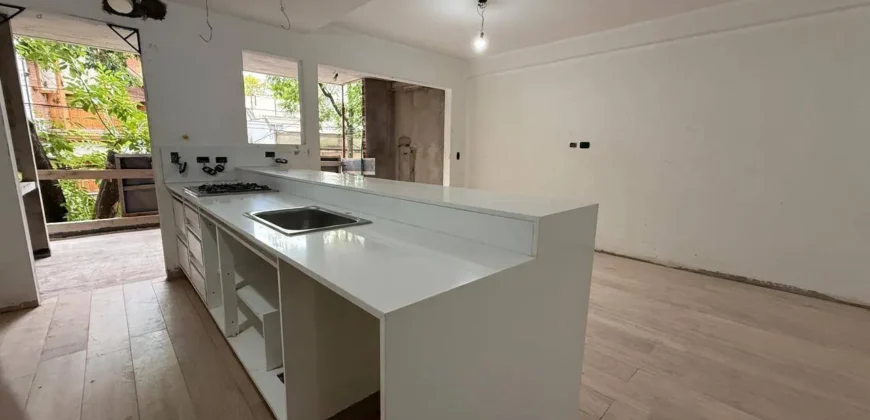 Departamento De 5 Ambientes Con Cochera, Balcon Y Parrilla En Caballito