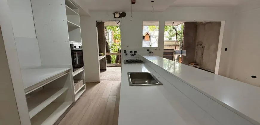 Departamento De 5 Ambientes Con Cochera, Balcon Y Parrilla En Caballito