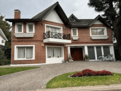 Casa de 6 Ambientes con Quincho y Parque con Piscina en Barrio en Parque Leloir “Retasado”