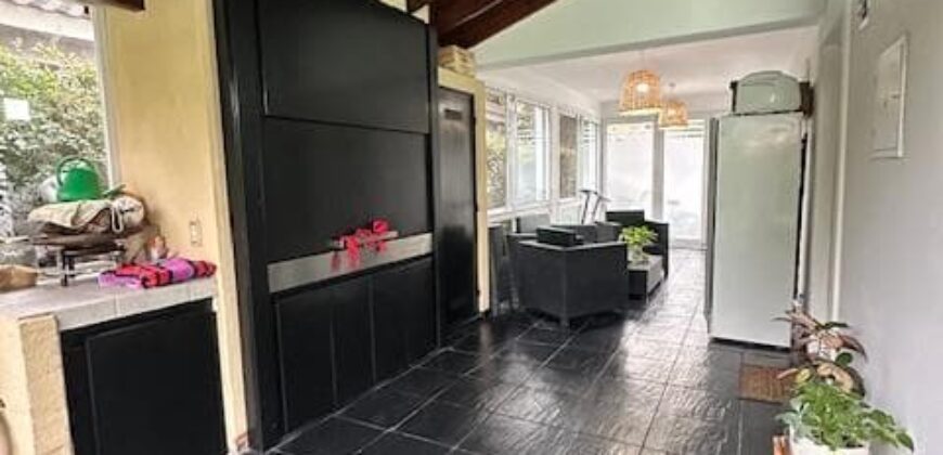 Casa de 6 Ambientes con Quincho y Parque con Piscina en Barrio en Parque Leloir “Retasado”