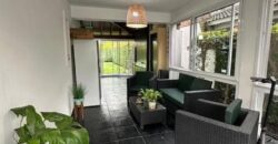 Casa de 6 Ambientes con Quincho y Parque con Piscina en Barrio en Parque Leloir “Retasado”