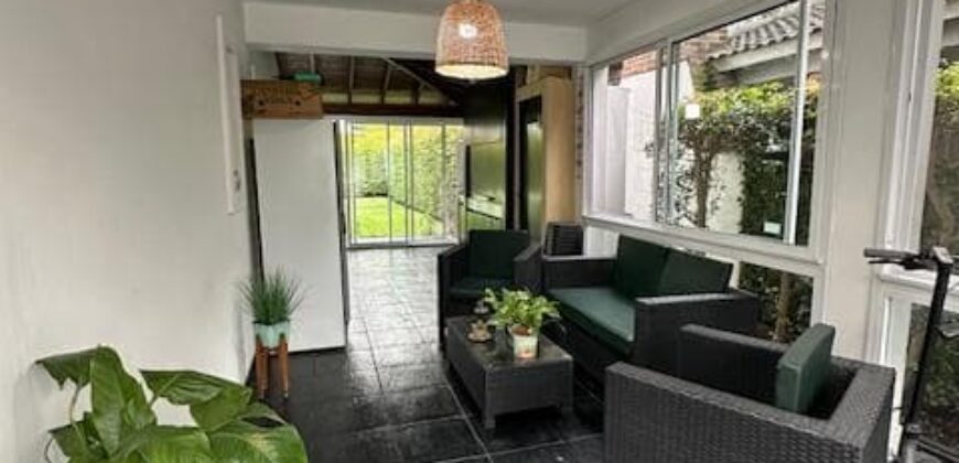 Casa de 6 Ambientes con Quincho y Parque con Piscina en Barrio en Parque Leloir “Retasado”