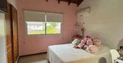 Casa de 6 Ambientes con Quincho y Parque con Piscina en Barrio en Parque Leloir “Retasado”