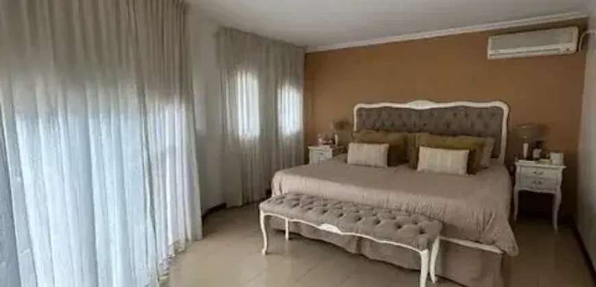 Casa de 6 Ambientes con Quincho y Parque con Piscina en Barrio en Parque Leloir “Retasado”