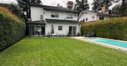 Casa de 6 Ambientes con Quincho y Parque con Piscina en Barrio en Parque Leloir “Retasado”