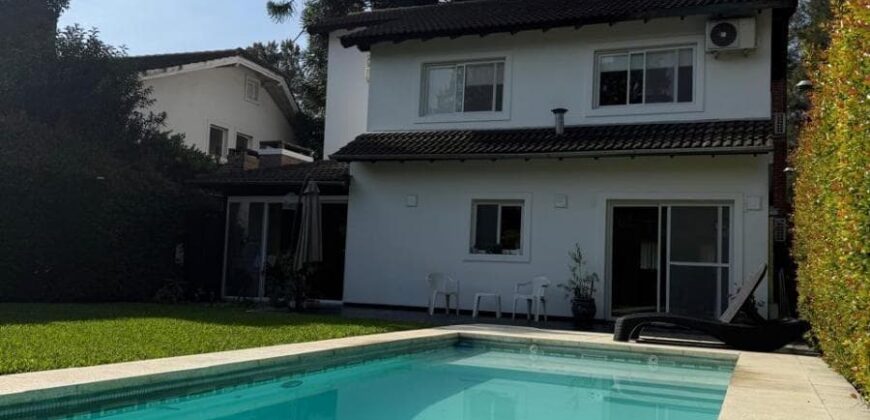 Casa de 6 Ambientes con Quincho y Parque con Piscina en Barrio en Parque Leloir “Retasado”