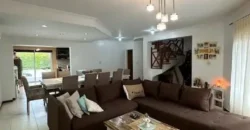 Casa de 6 Ambientes con Quincho y Parque con Piscina en Barrio en Parque Leloir “Retasado”