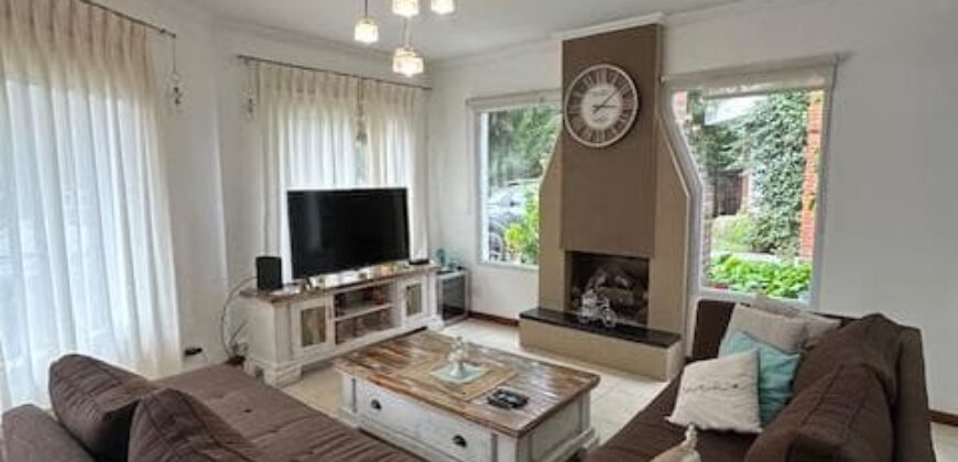 Casa de 6 Ambientes con Quincho y Parque con Piscina en Barrio en Parque Leloir “Retasado”