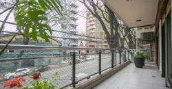 Departamento de 4 ambientes con dependencia y cochera en Caballito