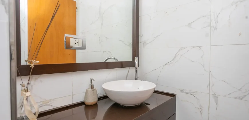Departamento de 4 ambientes con dependencia y cochera en Caballito
