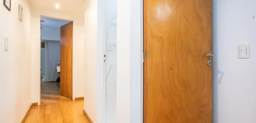 Departamento de 4 ambientes con dependencia y cochera en Caballito