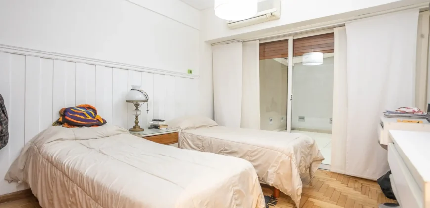 Departamento de 4 ambientes con dependencia y cochera en Caballito