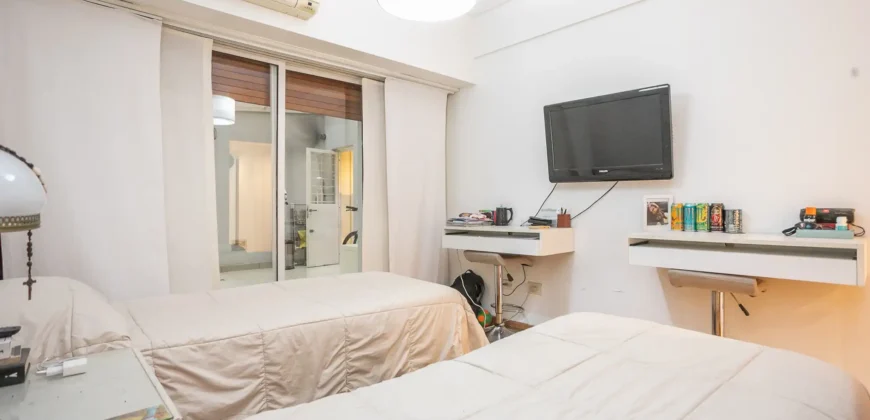 Departamento de 4 ambientes con dependencia y cochera en Caballito