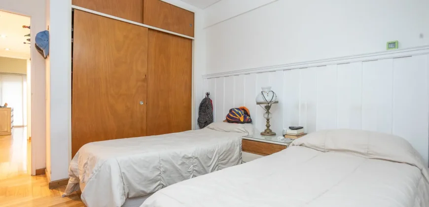 Departamento de 4 ambientes con dependencia y cochera en Caballito