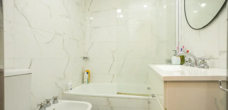 Departamento de 4 ambientes con dependencia y cochera en Caballito