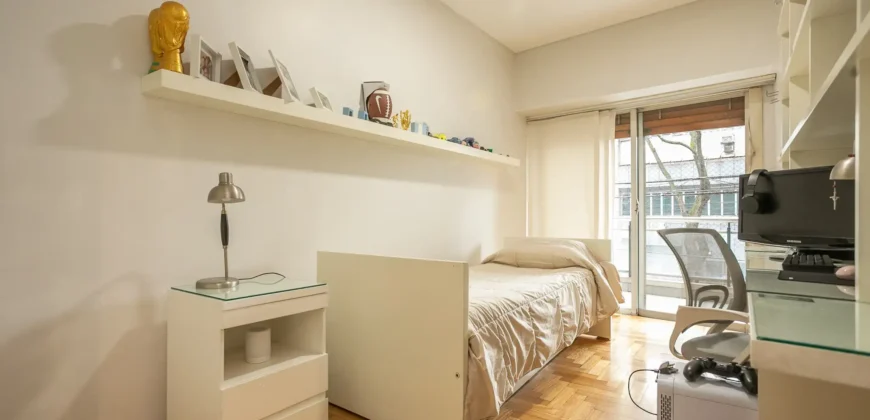 Departamento de 4 ambientes con dependencia y cochera en Caballito