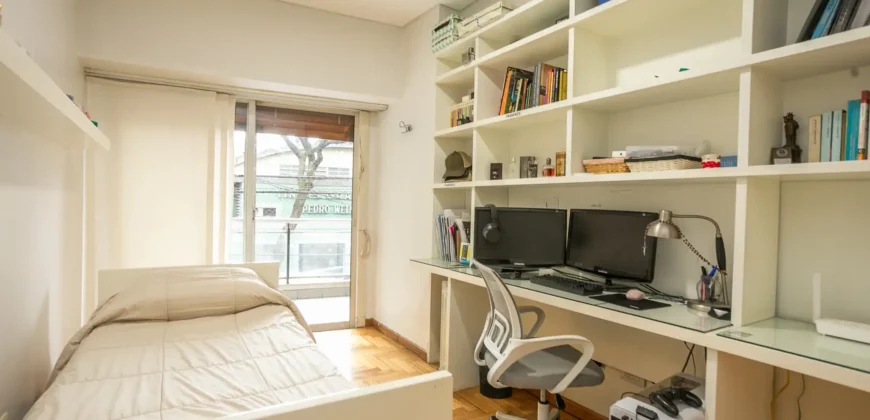 Departamento de 4 ambientes con dependencia y cochera en Caballito
