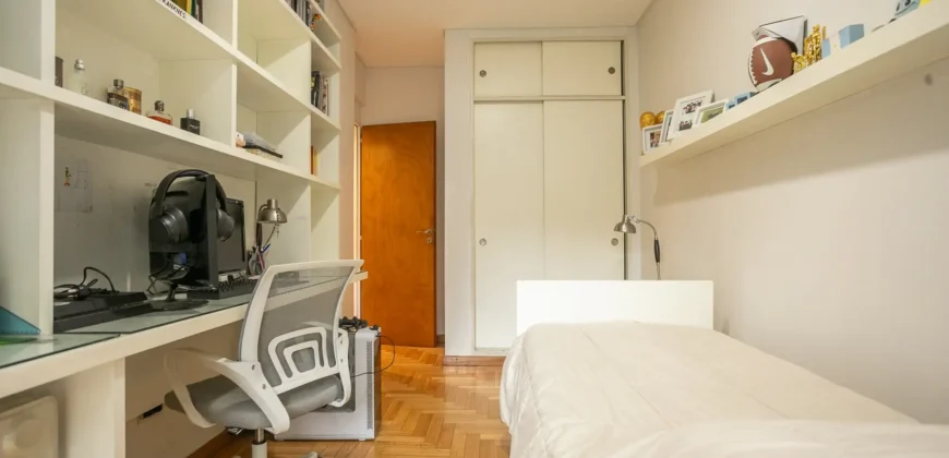 Departamento de 4 ambientes con dependencia y cochera en Caballito