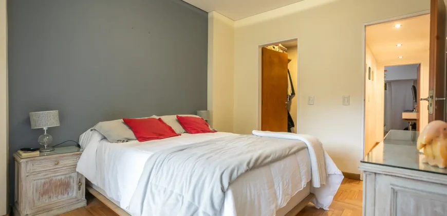 Departamento de 4 ambientes con dependencia y cochera en Caballito