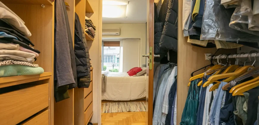 Departamento de 4 ambientes con dependencia y cochera en Caballito