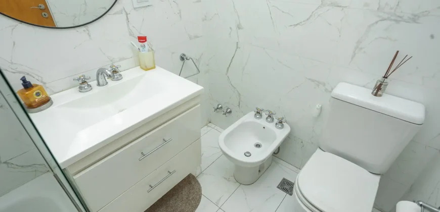 Departamento de 4 ambientes con dependencia y cochera en Caballito