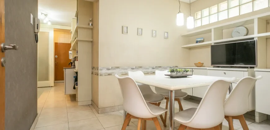 Departamento de 4 ambientes con dependencia y cochera en Caballito