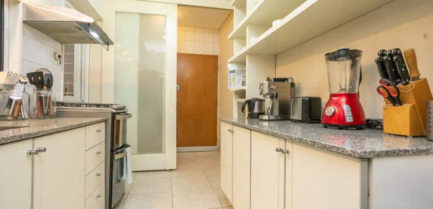 Departamento de 4 ambientes con dependencia y cochera en Caballito