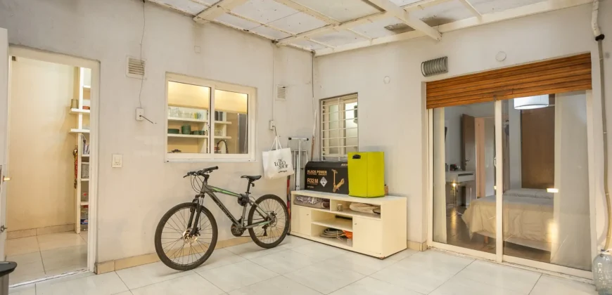 Departamento de 4 ambientes con dependencia y cochera en Caballito